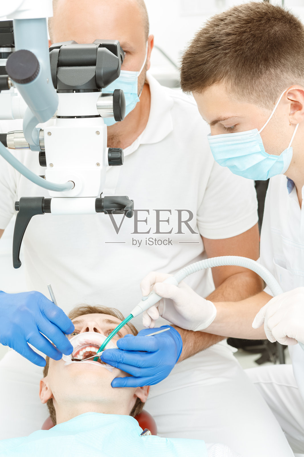 牙科医生在检查时使用牙科显微镜照片摄影图片
