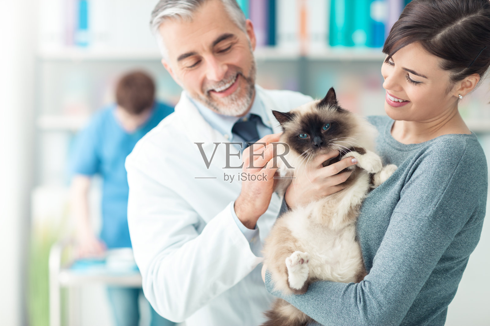 一个女人和她的猫在兽医诊所照片摄影图片