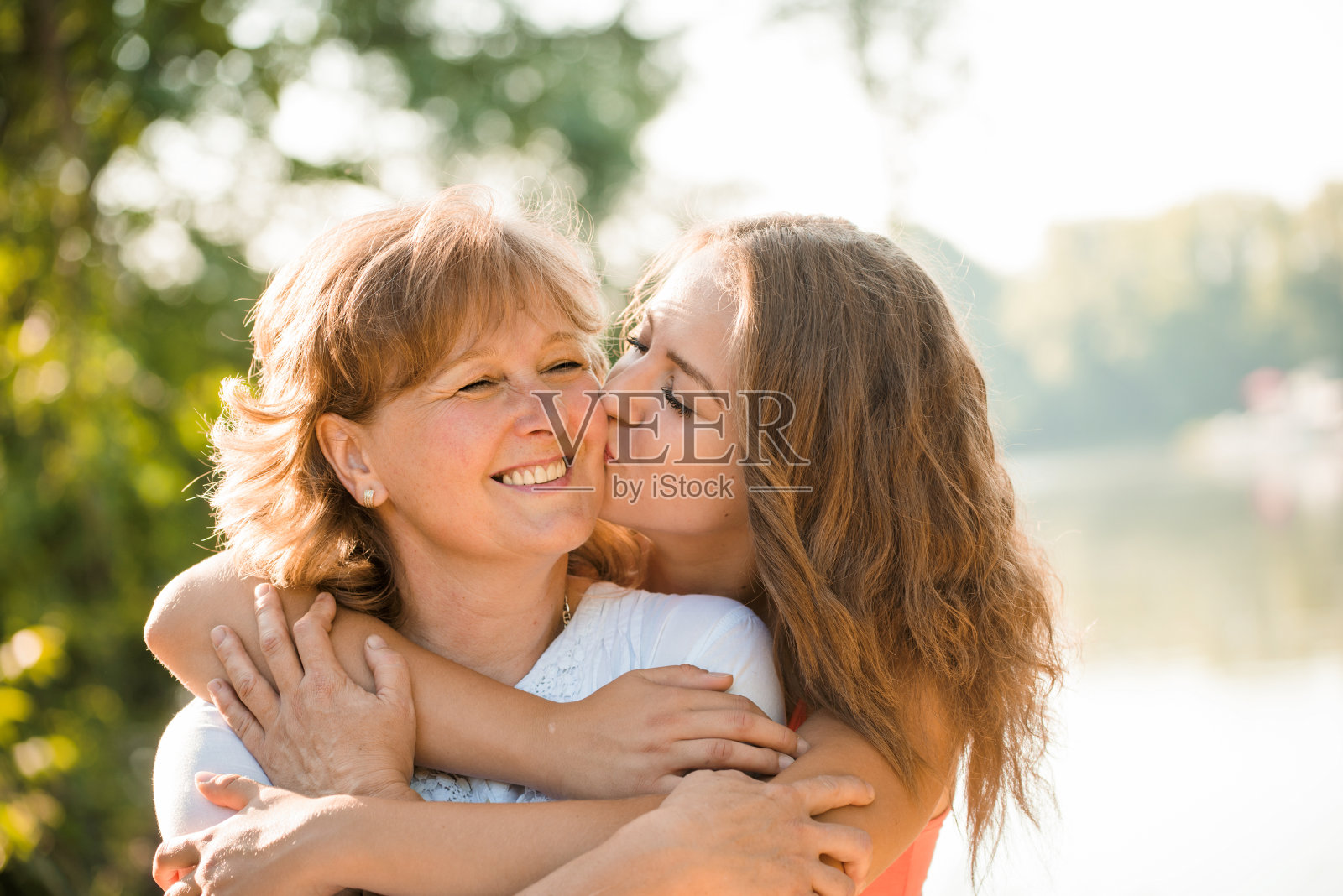快乐一起-母亲和十几岁的女儿户外照片摄影图片