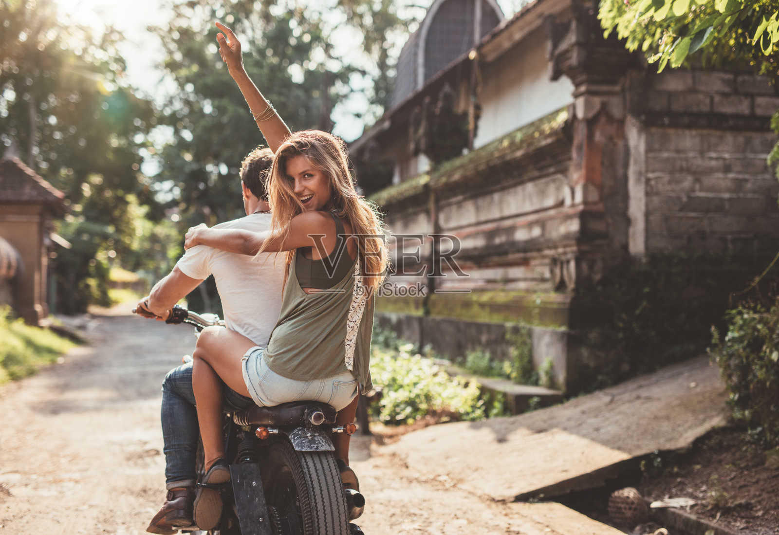 一对夫妇在乡村公路上骑摩托车照片摄影图片