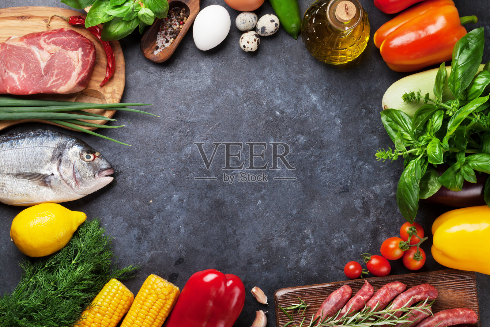 蔬菜、鱼和肉的烹饪照片摄影图片