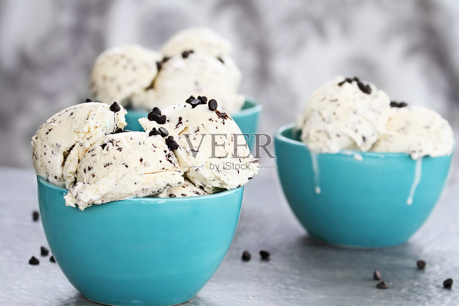 三碗巧克力片冰淇淋照片摄影图片