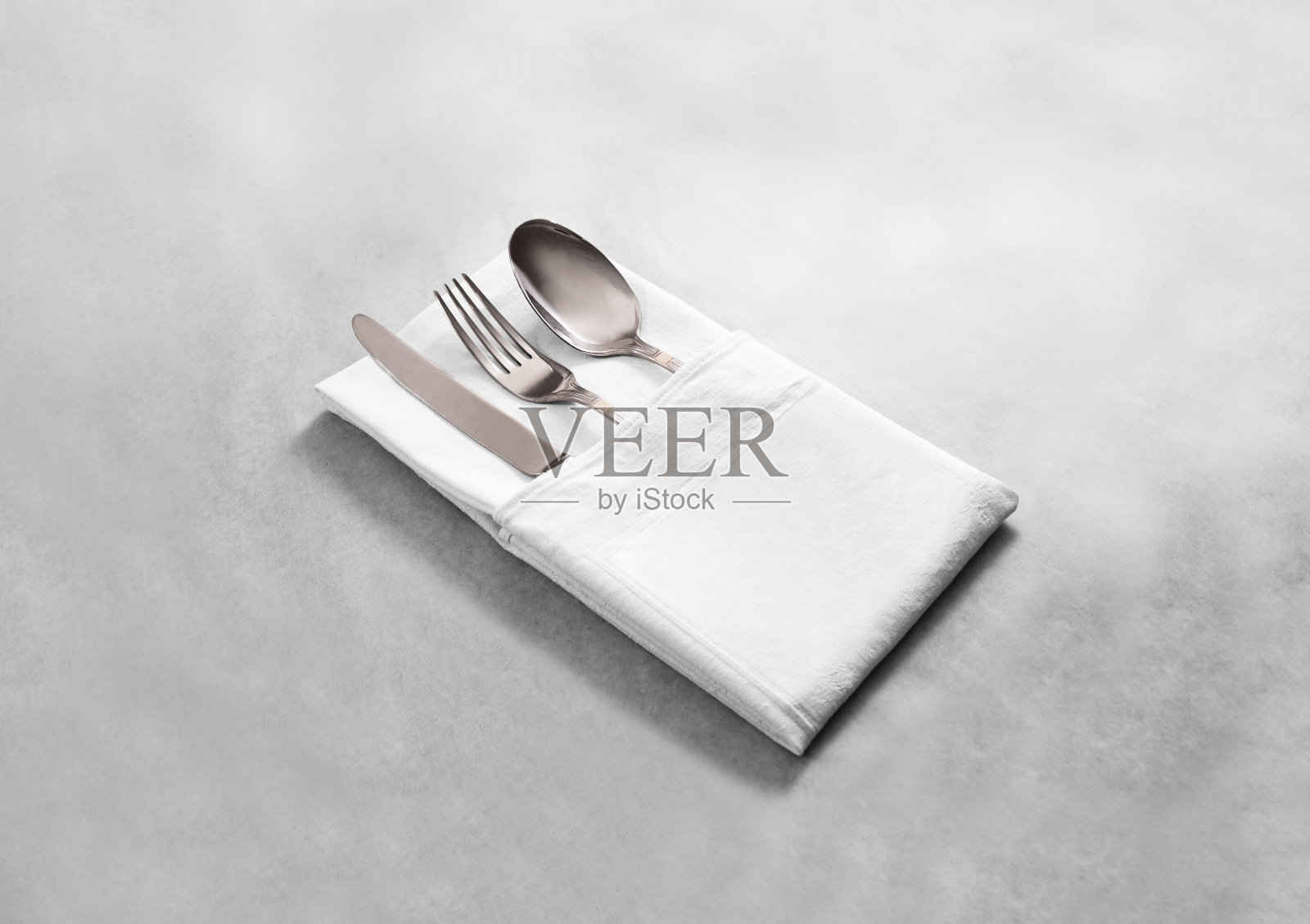 空白白色餐厅布餐巾模拟与银餐具照片摄影图片