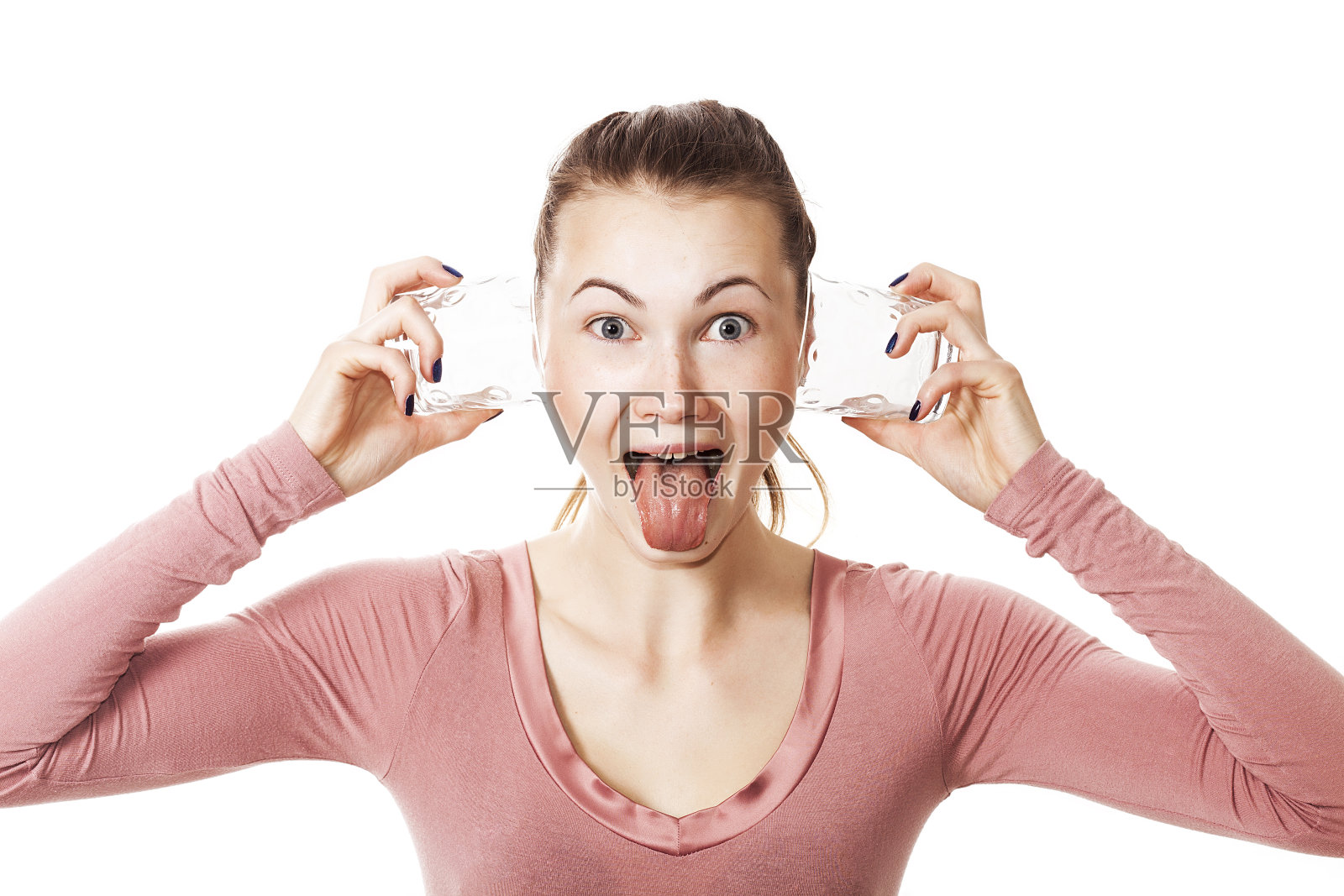 疯狂的女孩戴着眼镜，耳朵和舌头伸出来照片摄影图片