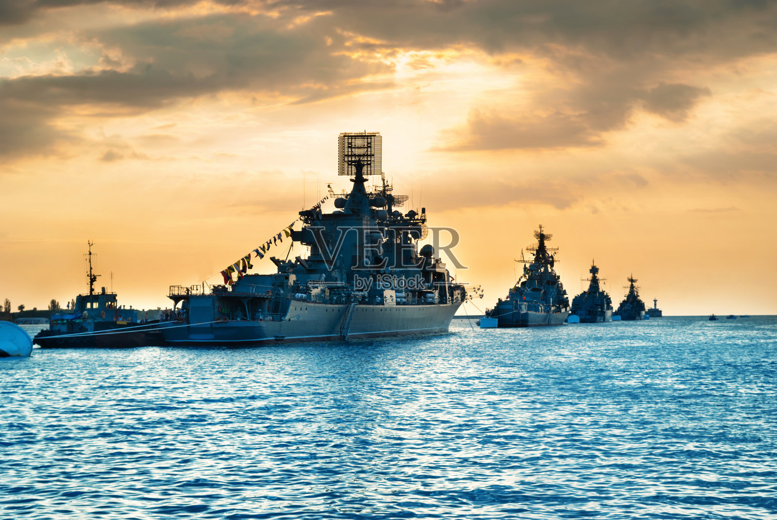在海湾中的海军军舰照片摄影图片