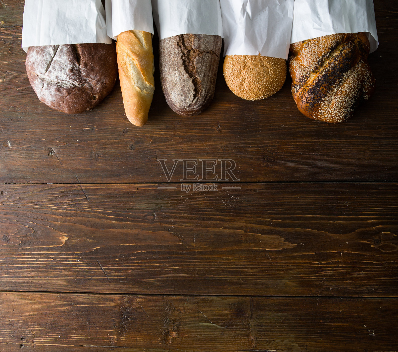 木桌上的新鲜烤面包照片摄影图片