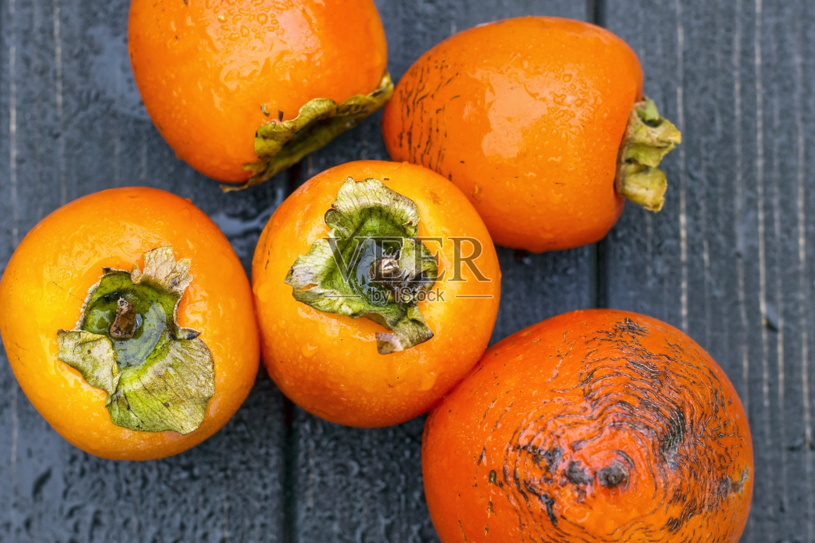 柿子，新鲜成熟的柿子就放在木桌上，水果就在乡下照片摄影图片