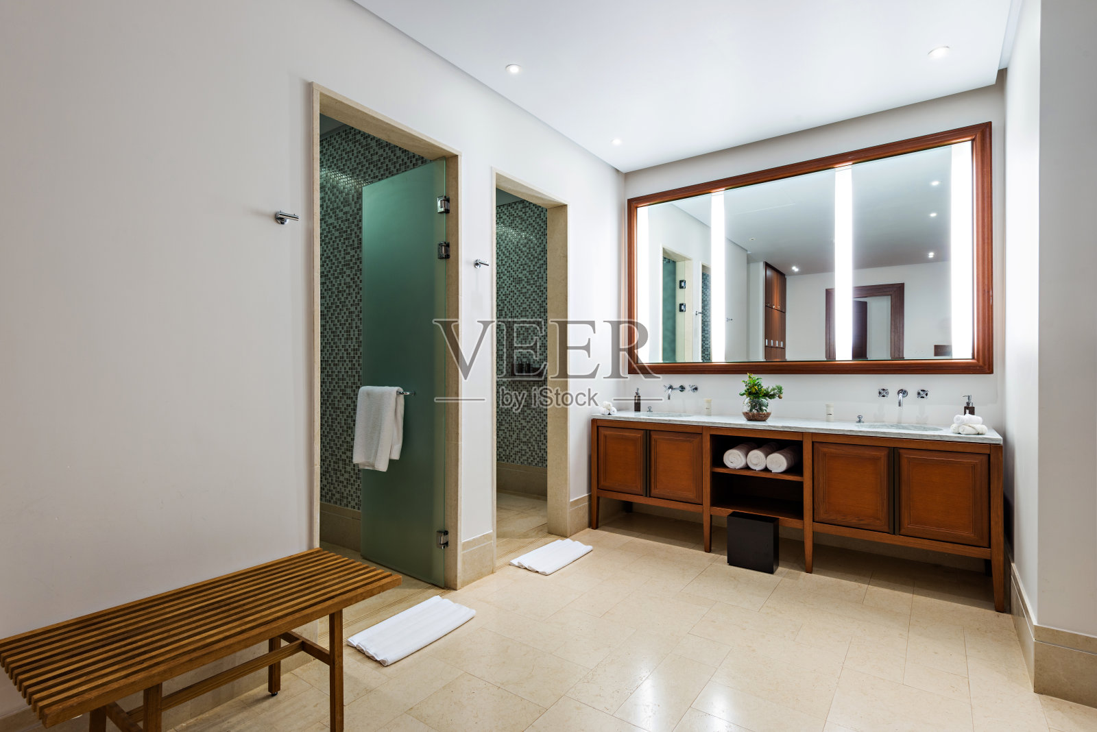 豪华酒店里漂亮的大浴室照片摄影图片