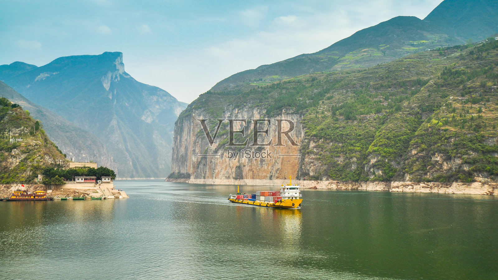 壮观的瞿塘峡和长江照片摄影图片