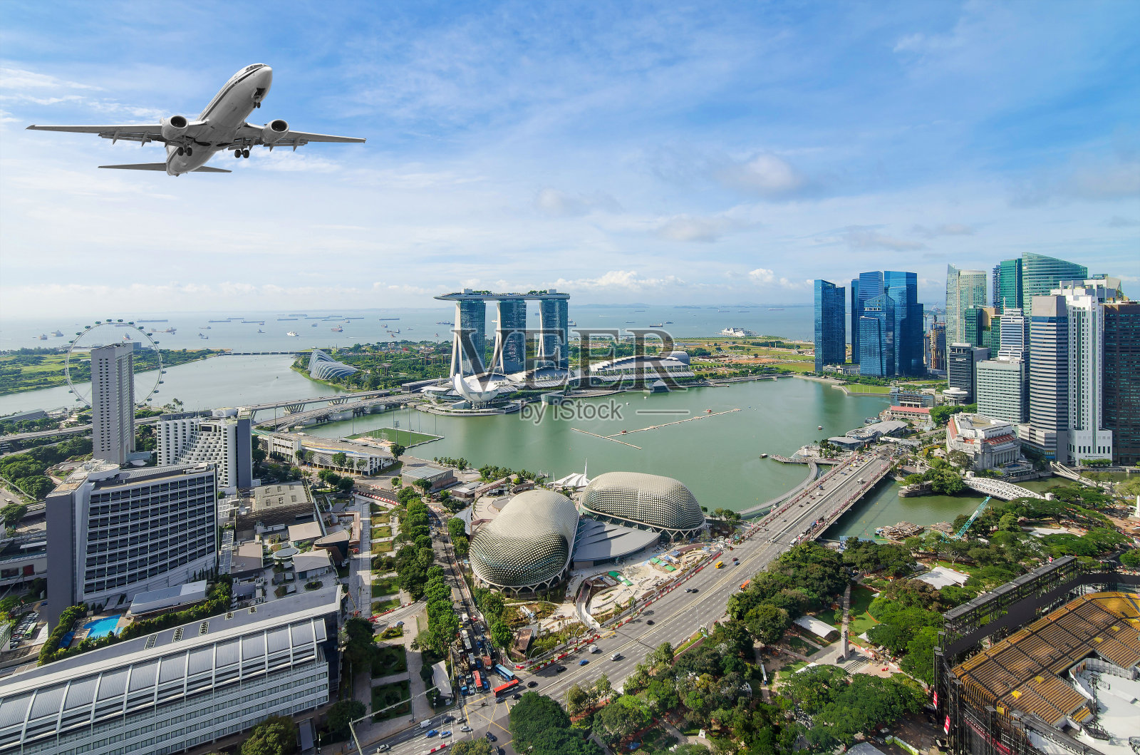 飞机飞越新加坡照片摄影图片