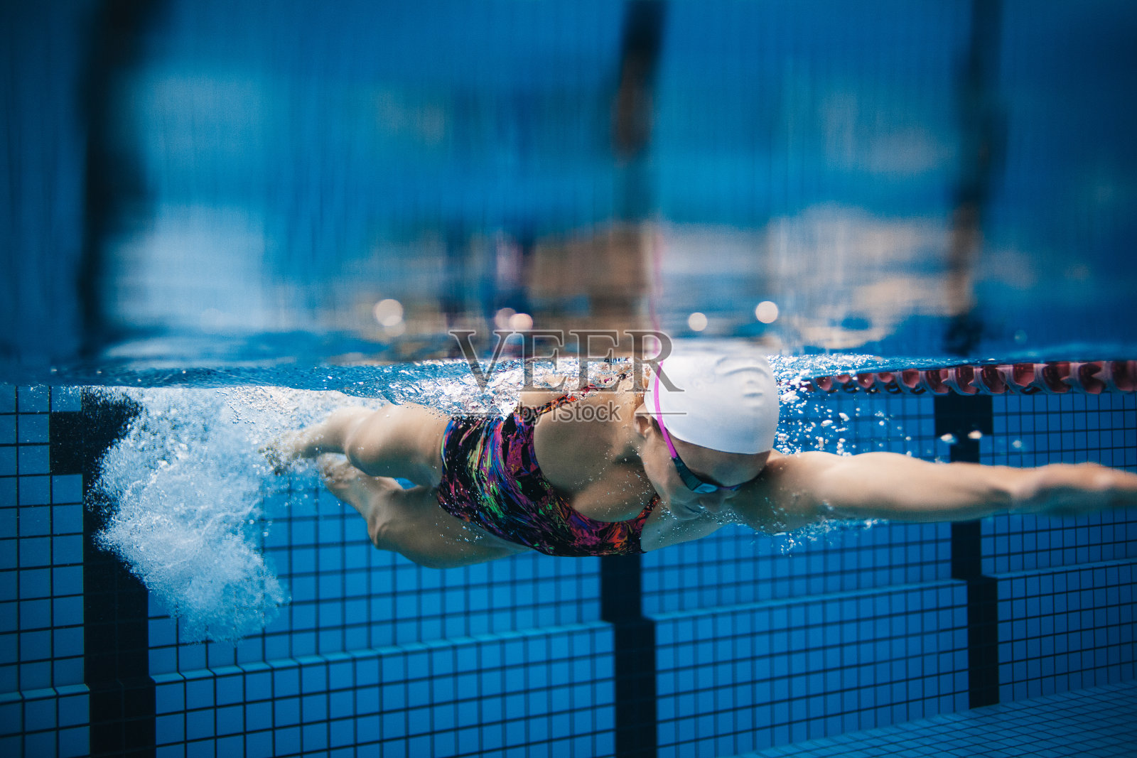 女游泳运动员在游泳池内的行动。照片摄影图片