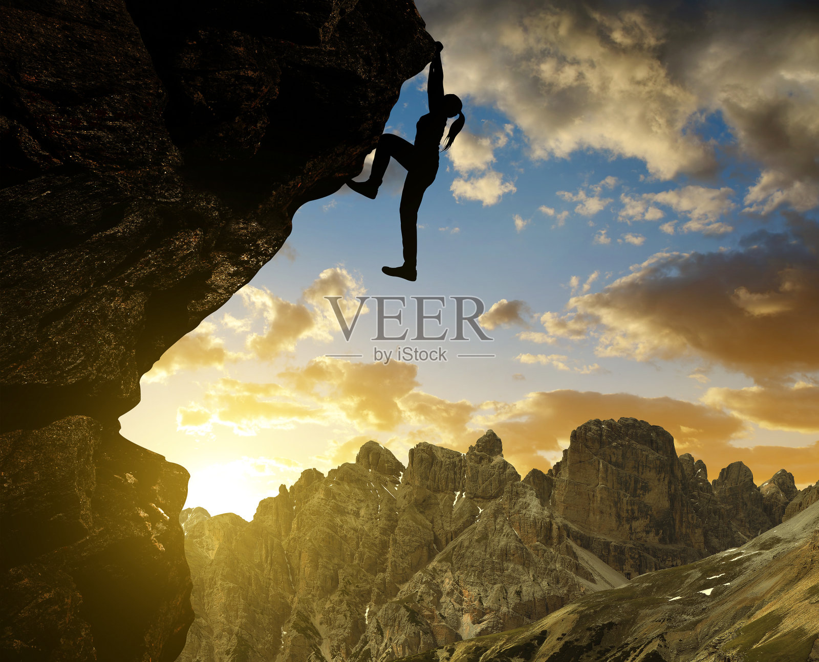 日落时分，一名女孩在塞克斯滕白云岩上攀爬照片摄影图片