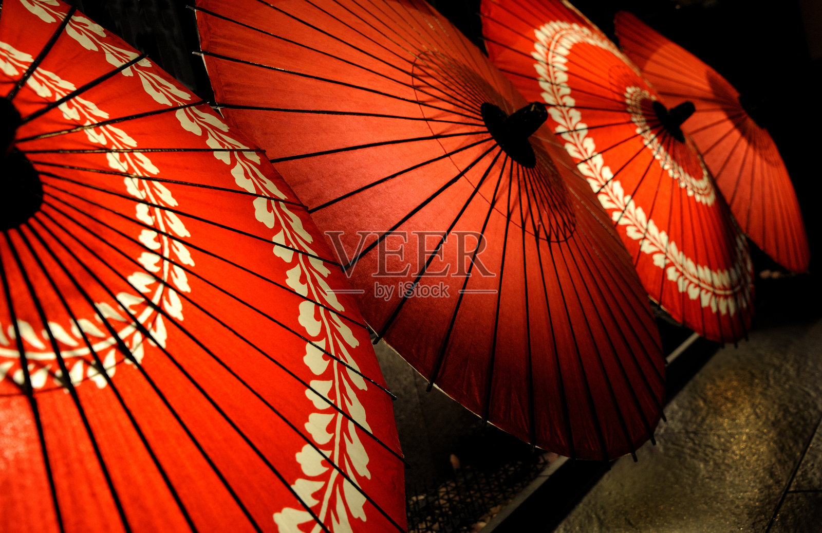 红色的阳伞照片摄影图片