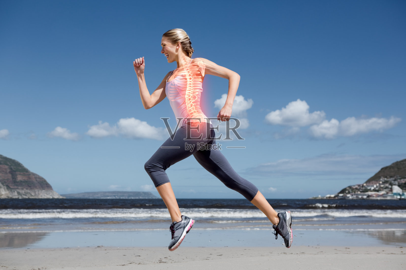 在海滩上慢跑的女人的脊骨照片摄影图片