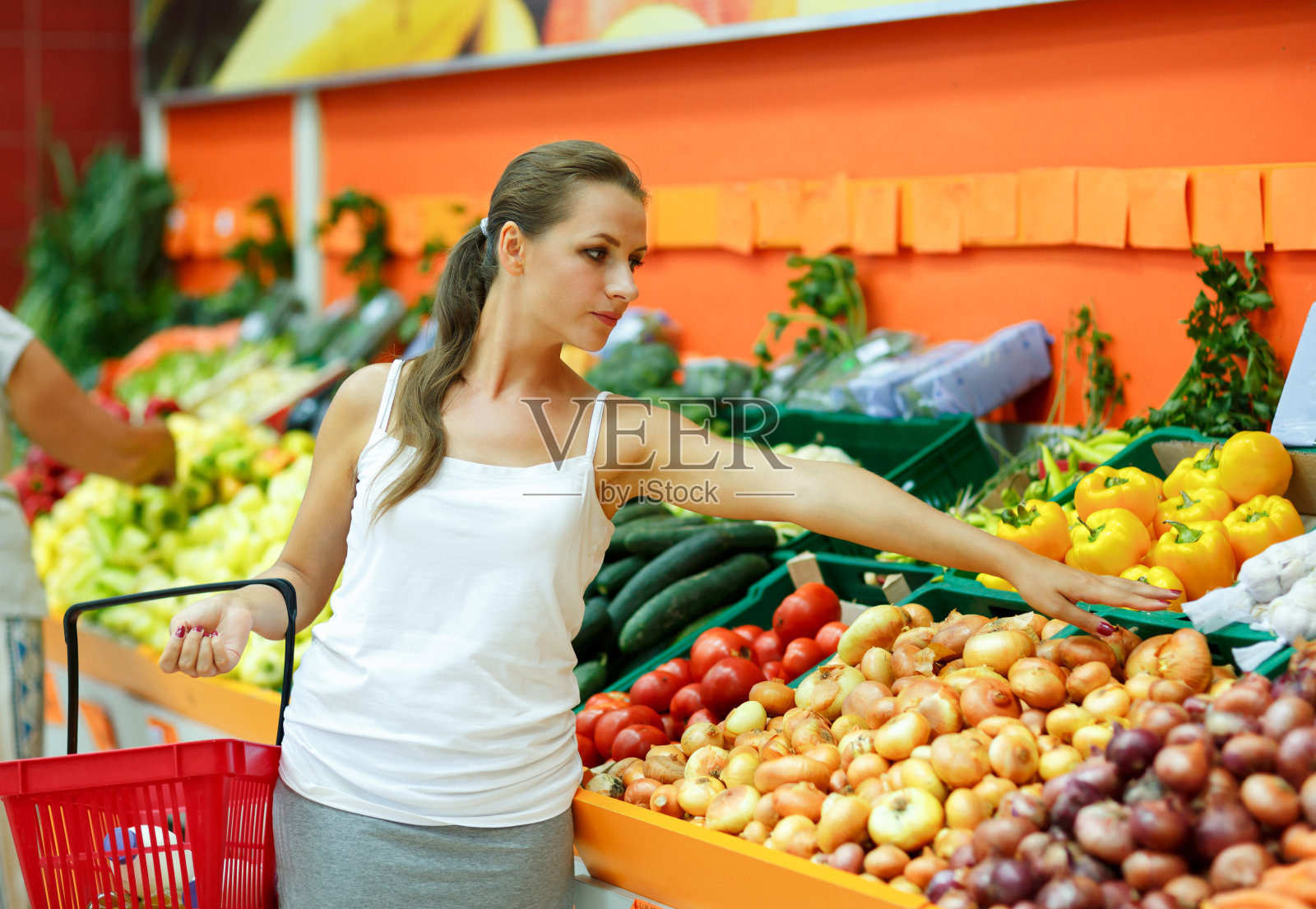 年轻女子在水果和蔬菜部购物照片摄影图片