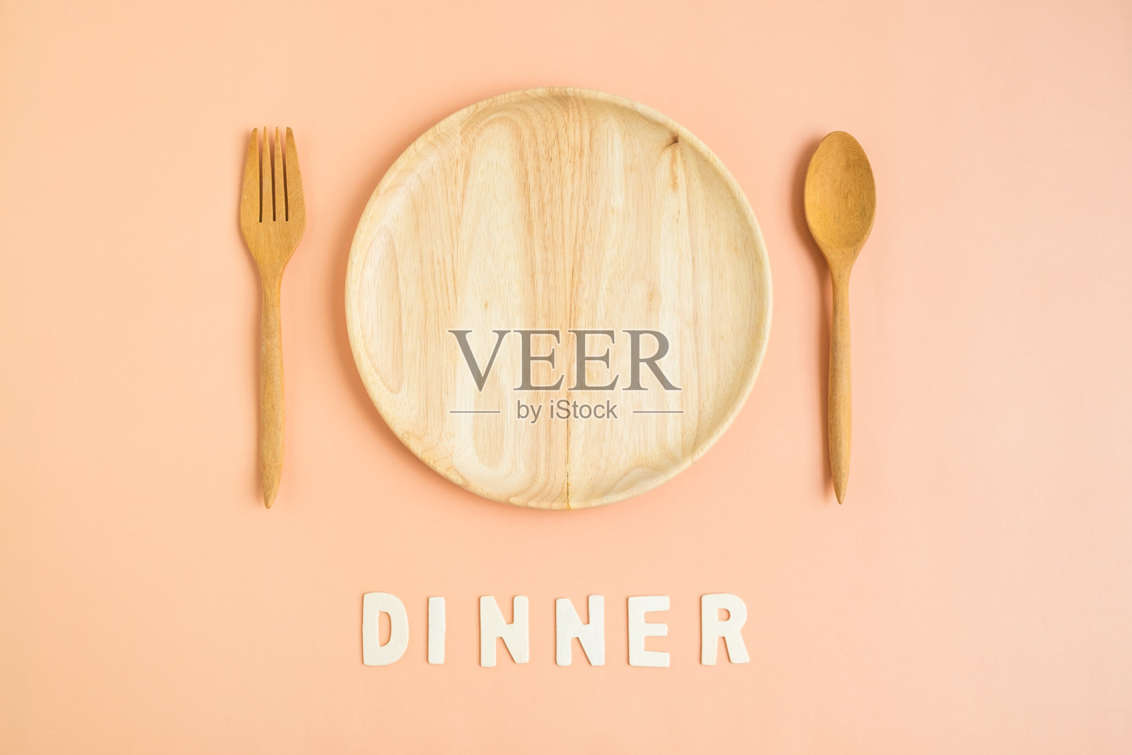 俯视图木制餐具与晚餐字照片摄影图片