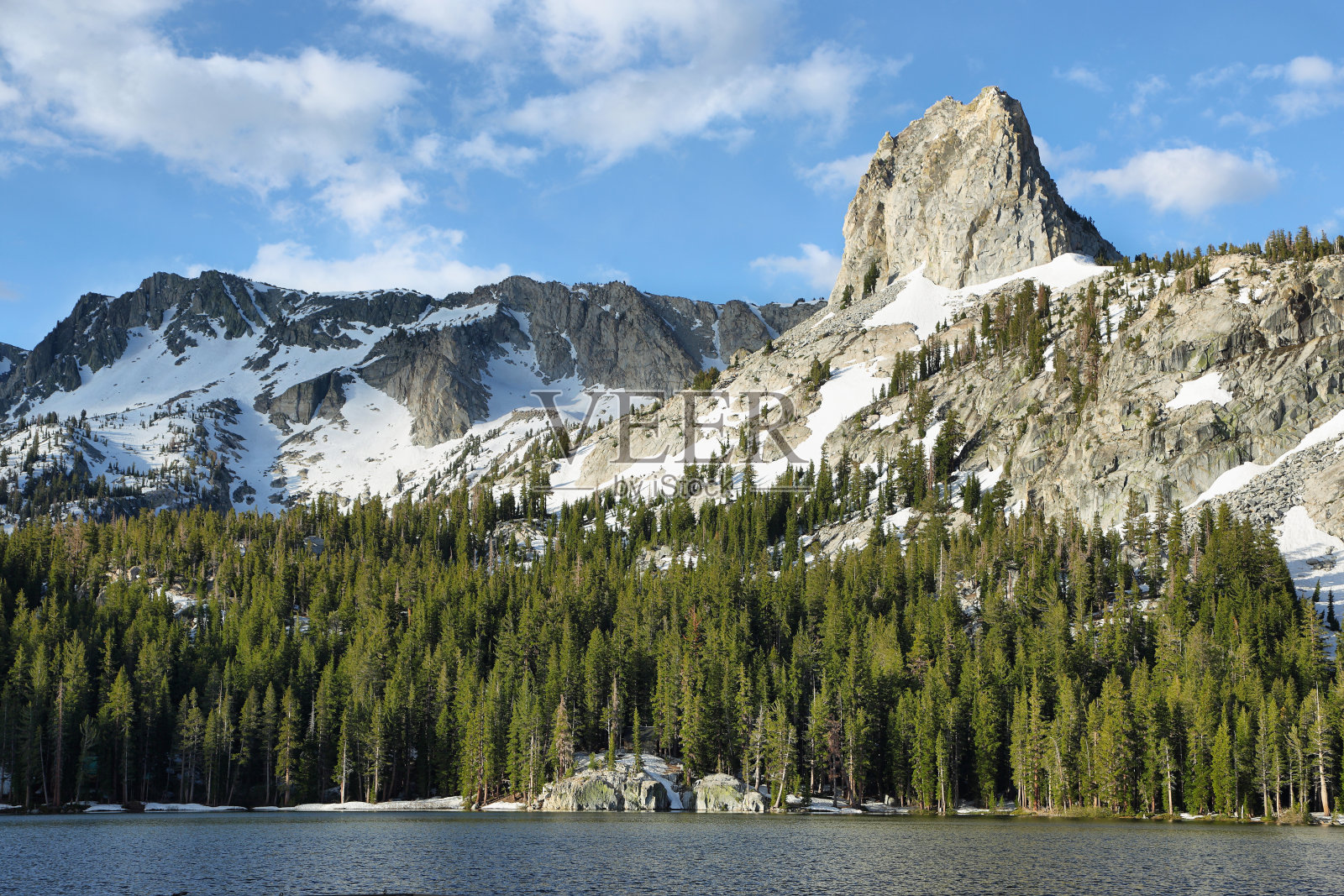 玛丽湖和水晶岩在猛犸湖，加利福尼亚照片摄影图片