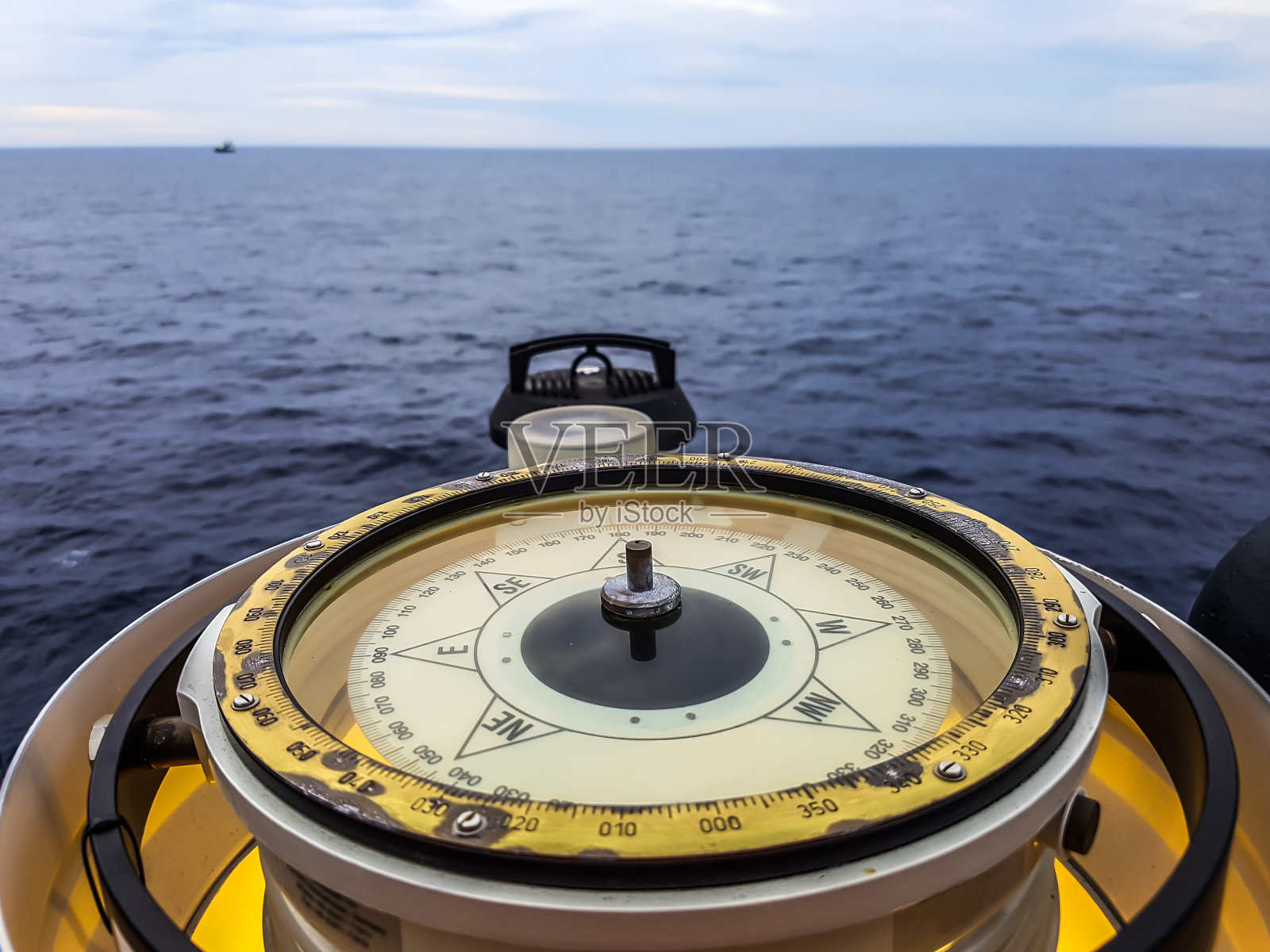 在海上的大船上安装指南针照片摄影图片