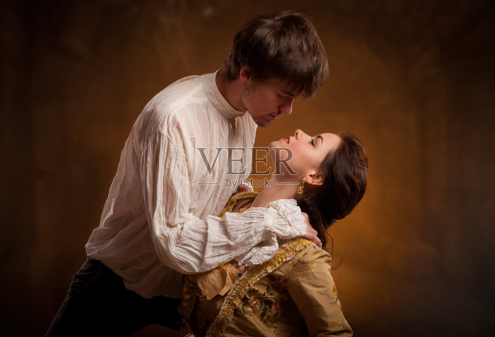 一对穿着中世纪服装的漂亮夫妇照片摄影图片