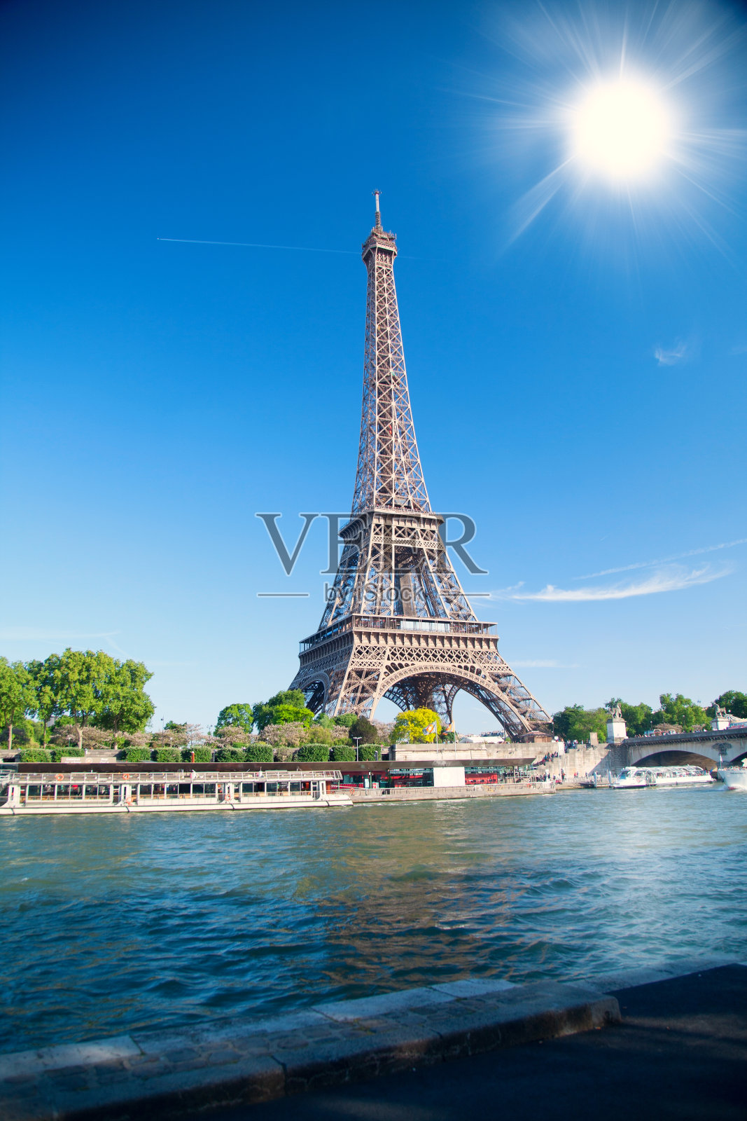 埃菲尔铁塔是巴黎的象征。去欧洲旅行照片摄影图片