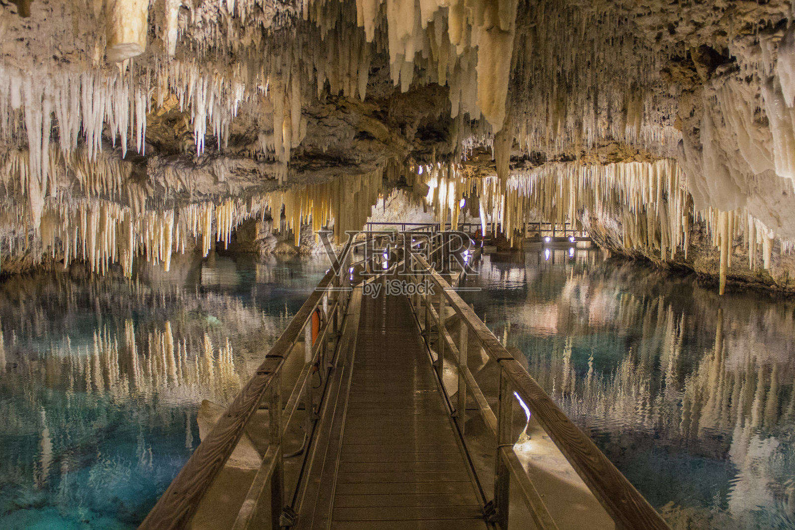 百慕大水晶洞穴的镜子反射照片摄影图片