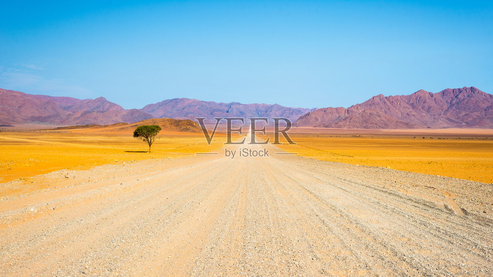 穿越非洲纳米比亚纳米布沙漠的砾石路照片摄影图片