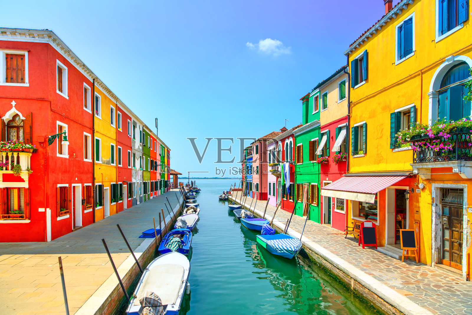 威尼斯的地标，布拉诺岛运河，五颜六色的房屋和船只，照片摄影图片