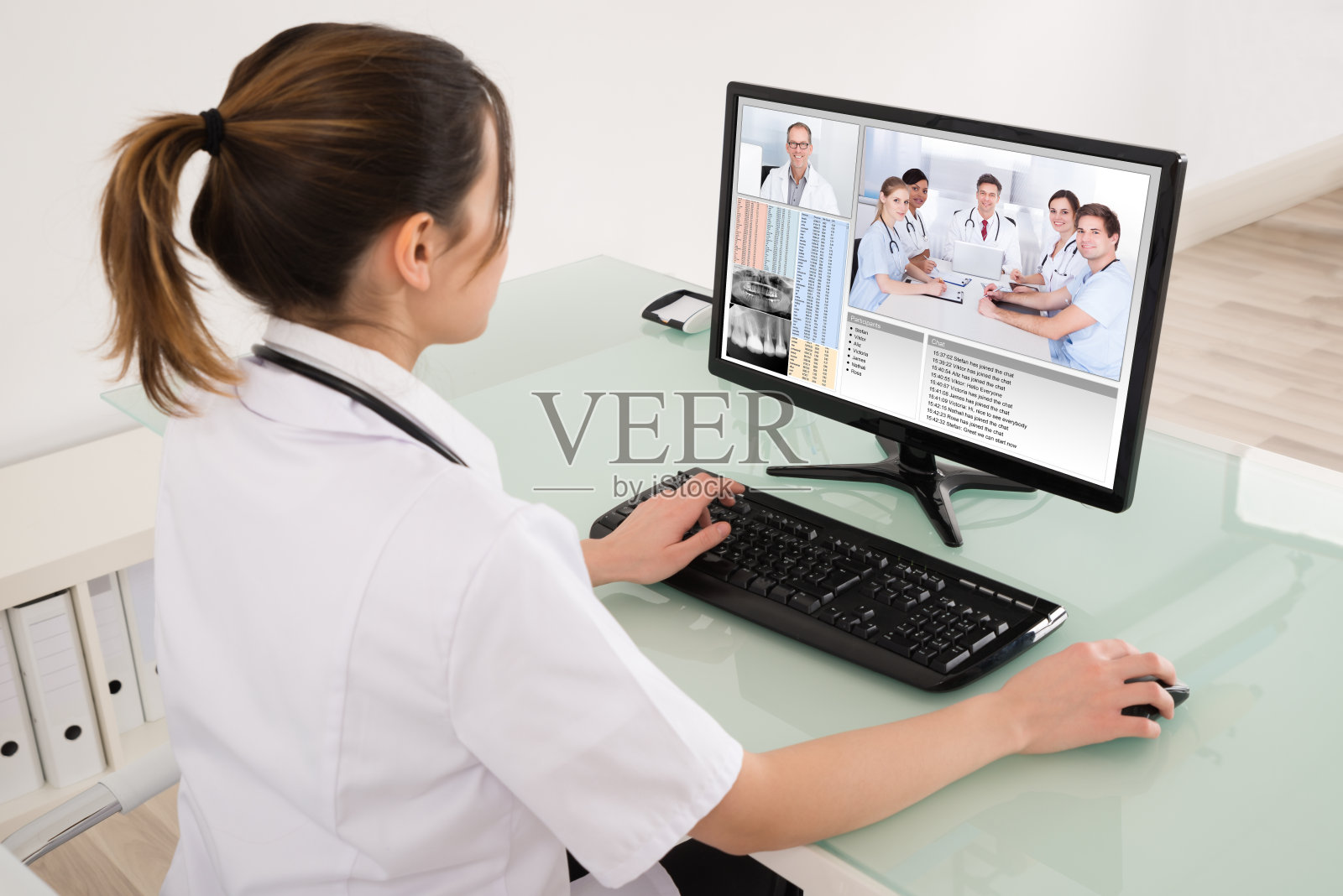 女性医生数字平板电脑视频会议照片摄影图片