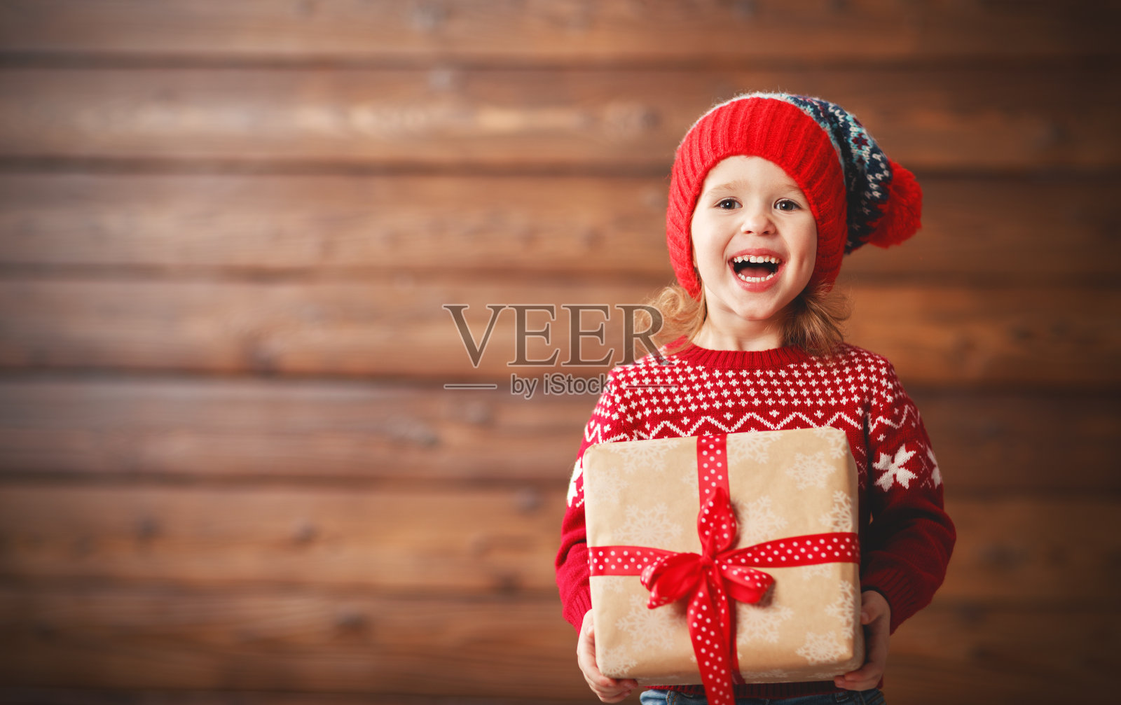 快乐的小女孩和圣诞礼物照片摄影图片