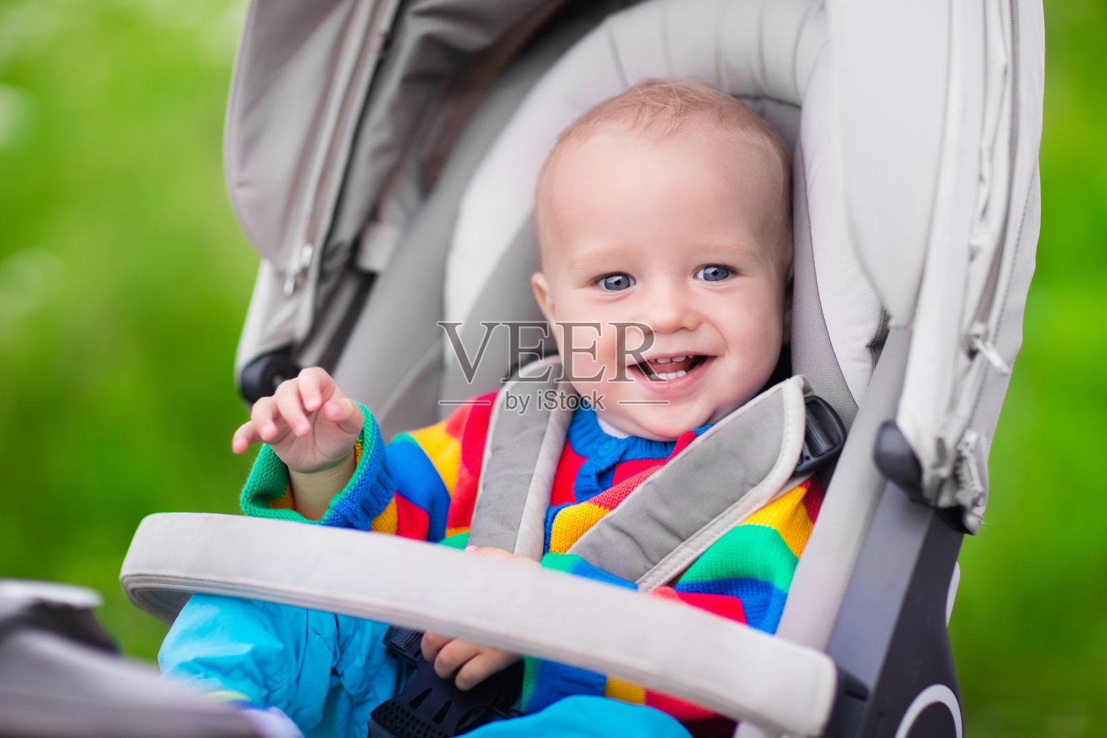 婴儿车里的小婴儿照片摄影图片