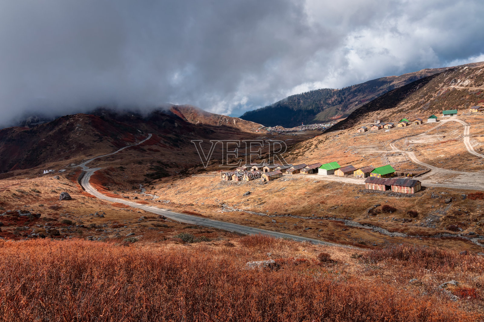 俯瞰Kupup山谷，锡金，喜马拉雅山脉照片摄影图片