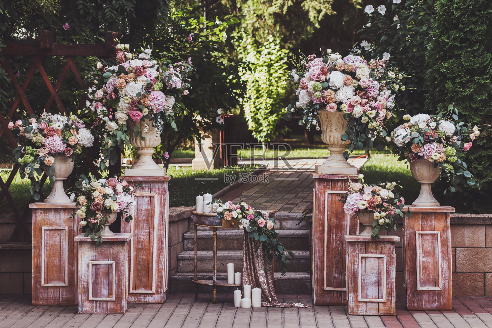 奶油色的婚礼和鲜花照片摄影图片