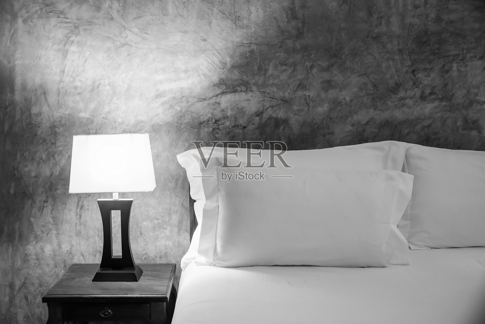卧室里的灯和床，黑白两色。照片摄影图片