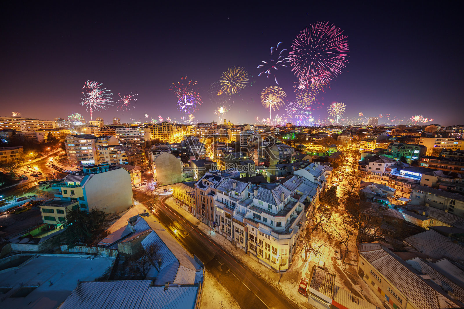 瓦尔纳市中心的城市景观与闪烁的烟花庆祝照片摄影图片