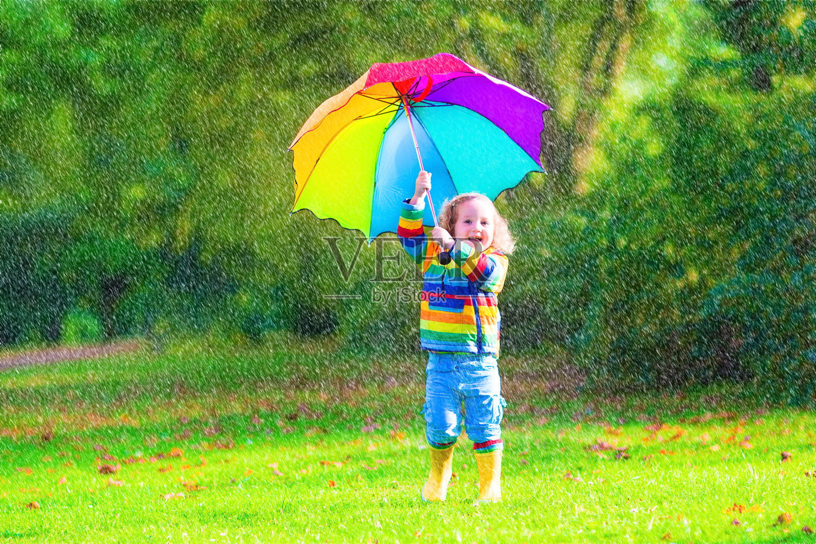带伞的可爱小女孩照片摄影图片