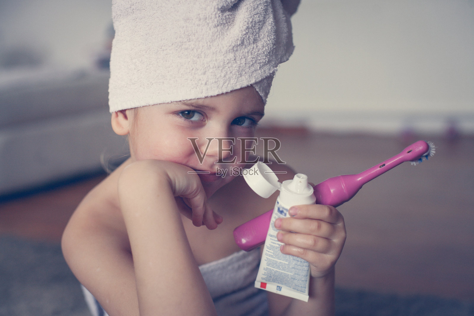 一个白人小女孩在浴室里刷牙。照片摄影图片