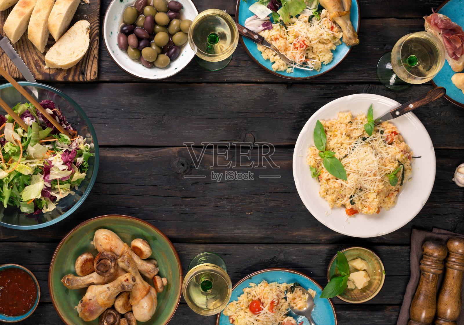 架子上有意大利调味饭，沙拉，开胃菜，木制鸡腿照片摄影图片