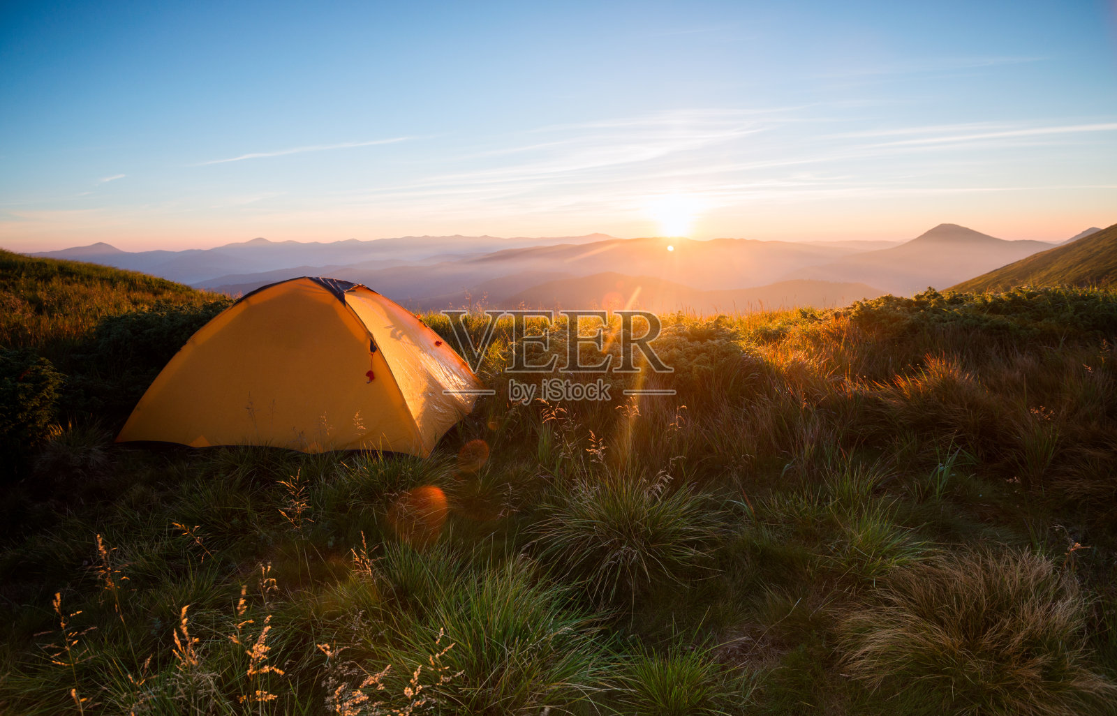 山中黎明的黄色帐篷照片摄影图片