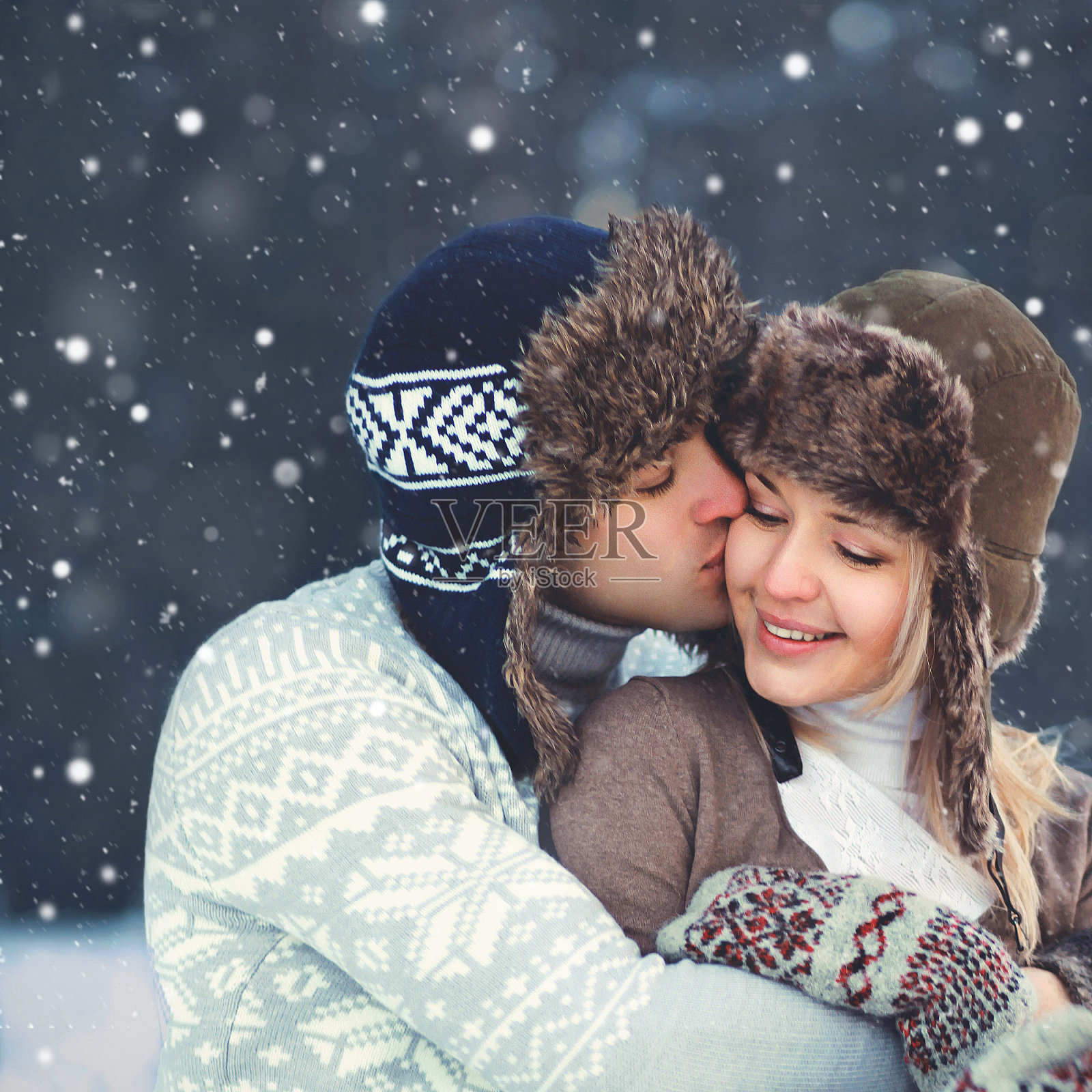 肖像幸福的情侣在爱的冬天，男人温柔的亲吻女人照片摄影图片