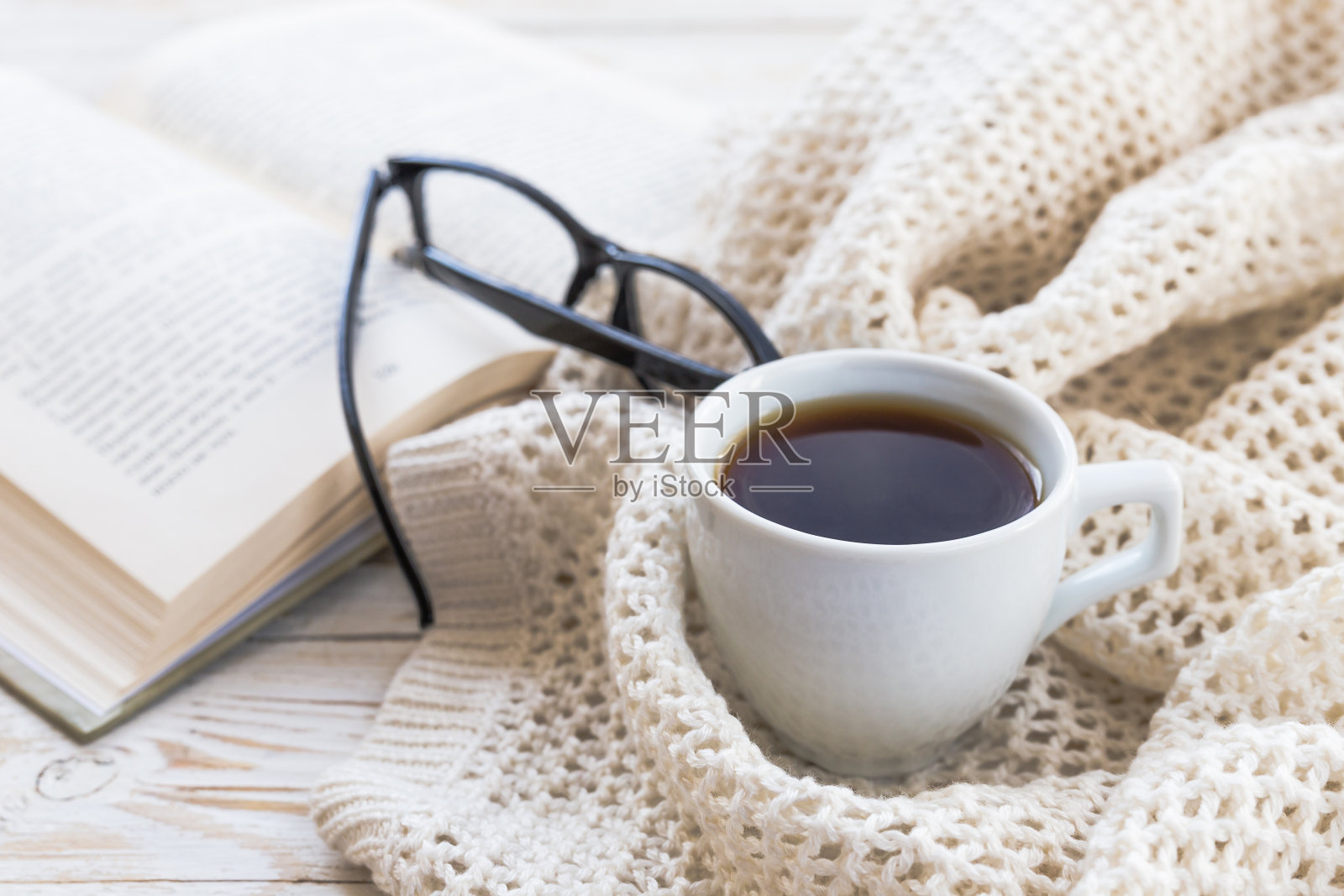 温暖的针织格子，眼镜，一杯热咖啡和一本书照片摄影图片