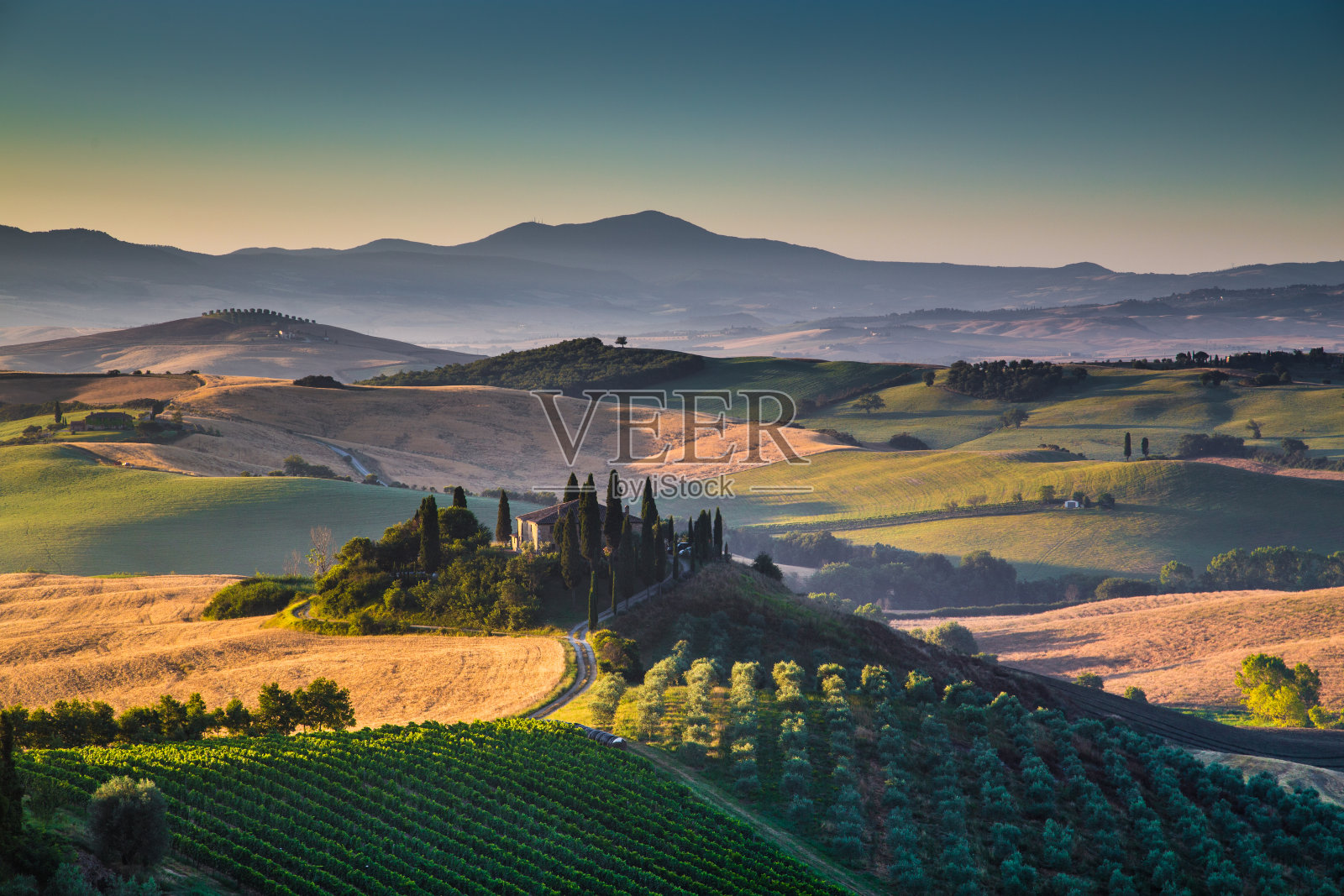 风景优美的托斯卡纳风景在日出，瓦尔德奥尔西亚，意大利照片摄影图片