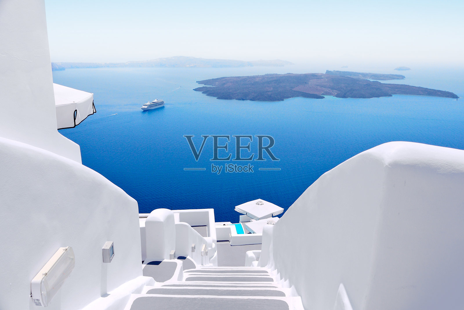 白色楼梯和地中海海景圣托里尼，希腊照片摄影图片