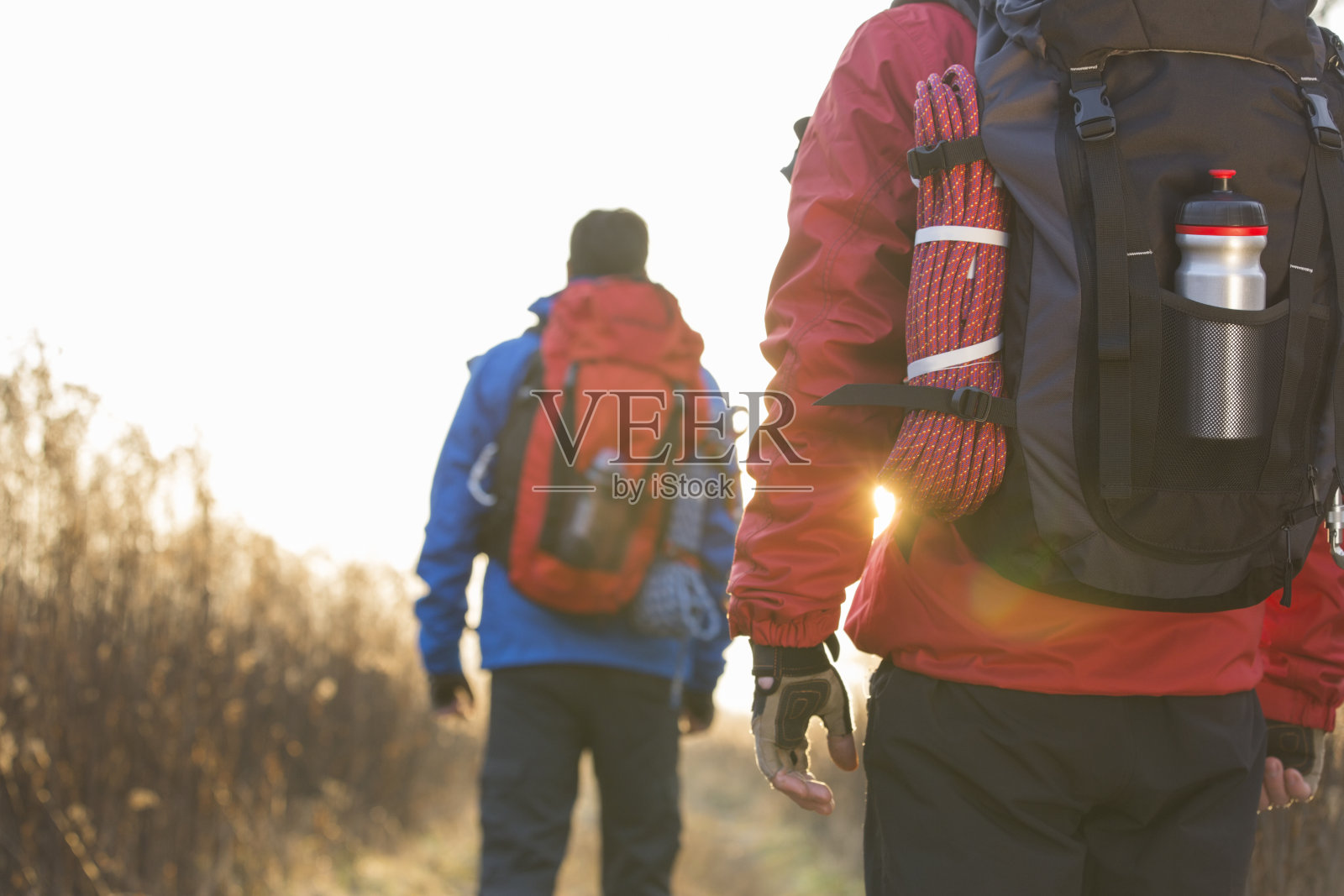 男性背包客在野外行走的后视图照片摄影图片
