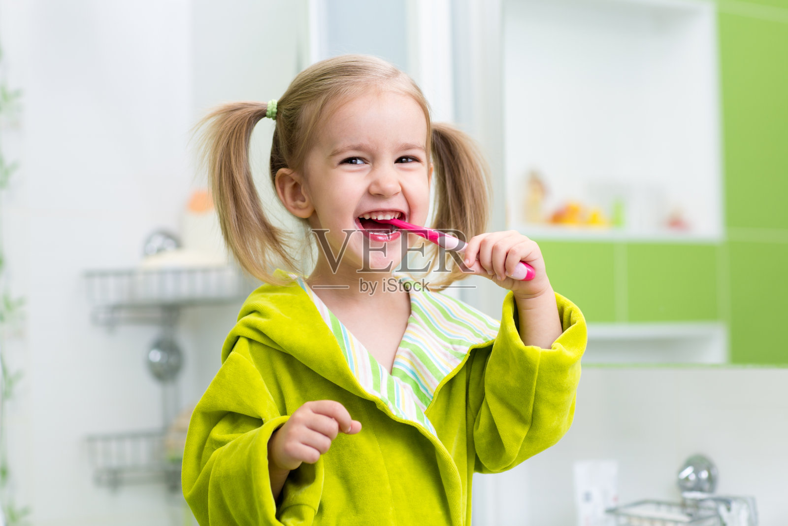 微笑的小女孩在浴室刷牙照片摄影图片