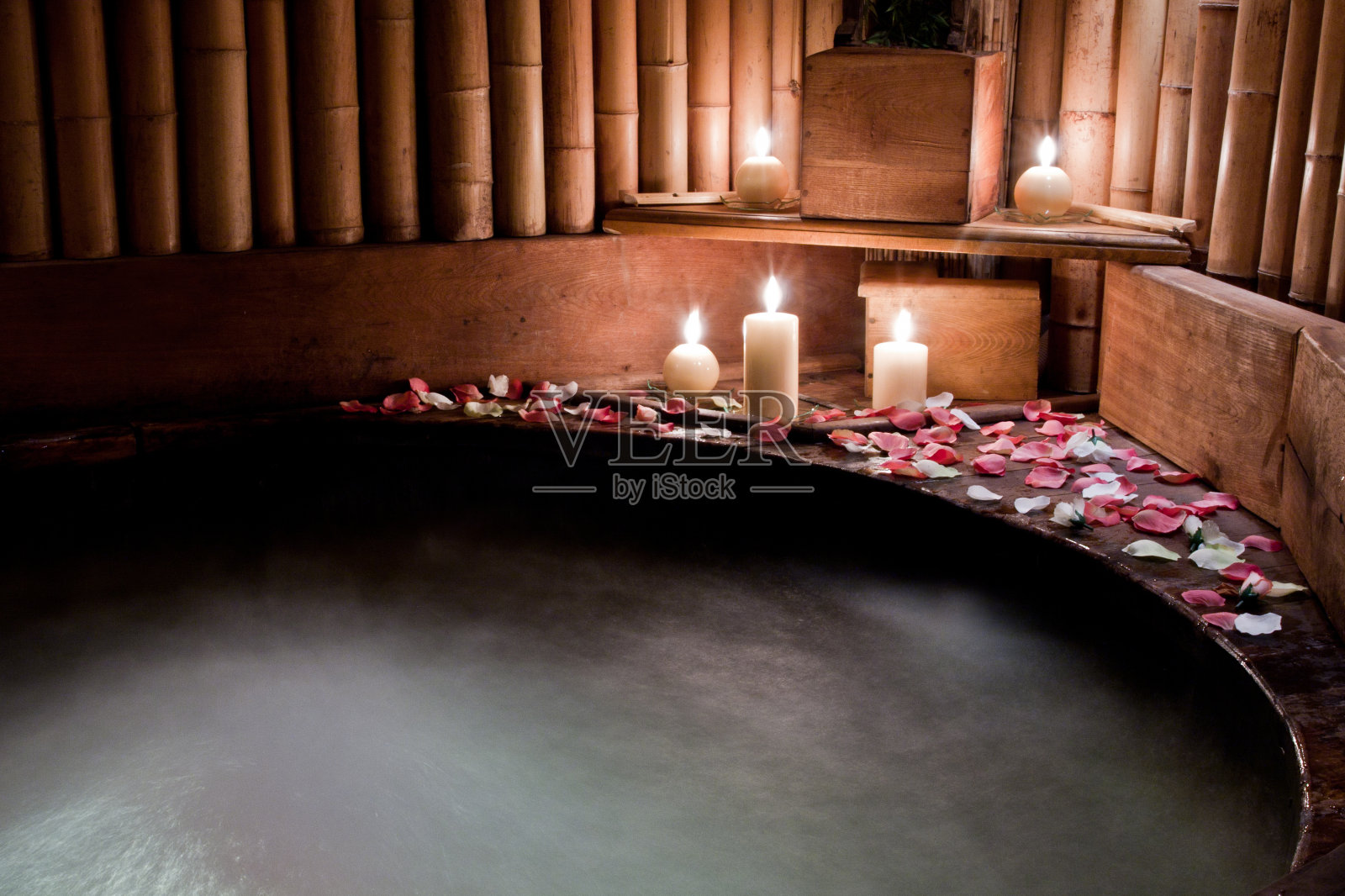 浪漫的温泉-玫瑰花瓣的热水浴缸照片摄影图片