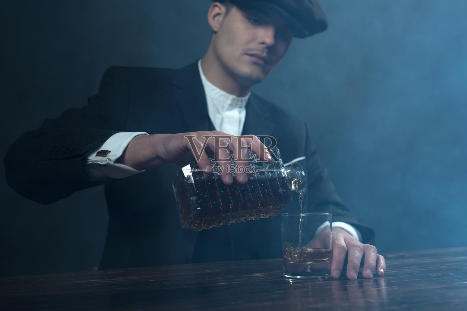 20世纪20年代复古的英国黑帮，平盖威士忌。照片摄影图片