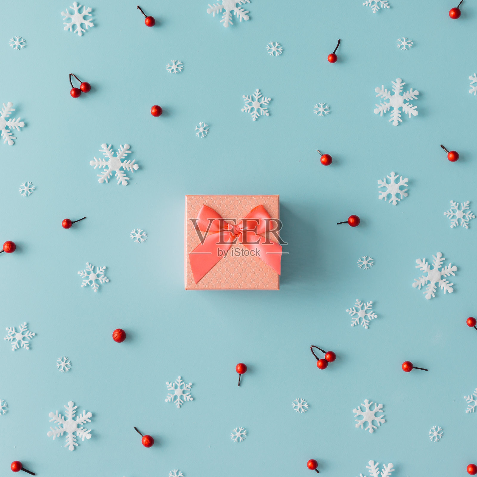 圣诞图案的雪花，红莓和礼盒。照片摄影图片