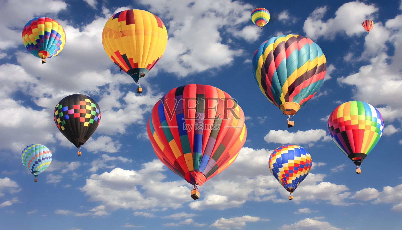五颜六色的热气球在飞翔照片摄影图片