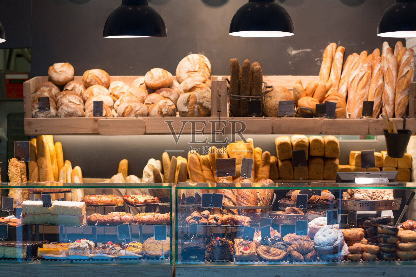 有各种面包的现代面包店照片摄影图片