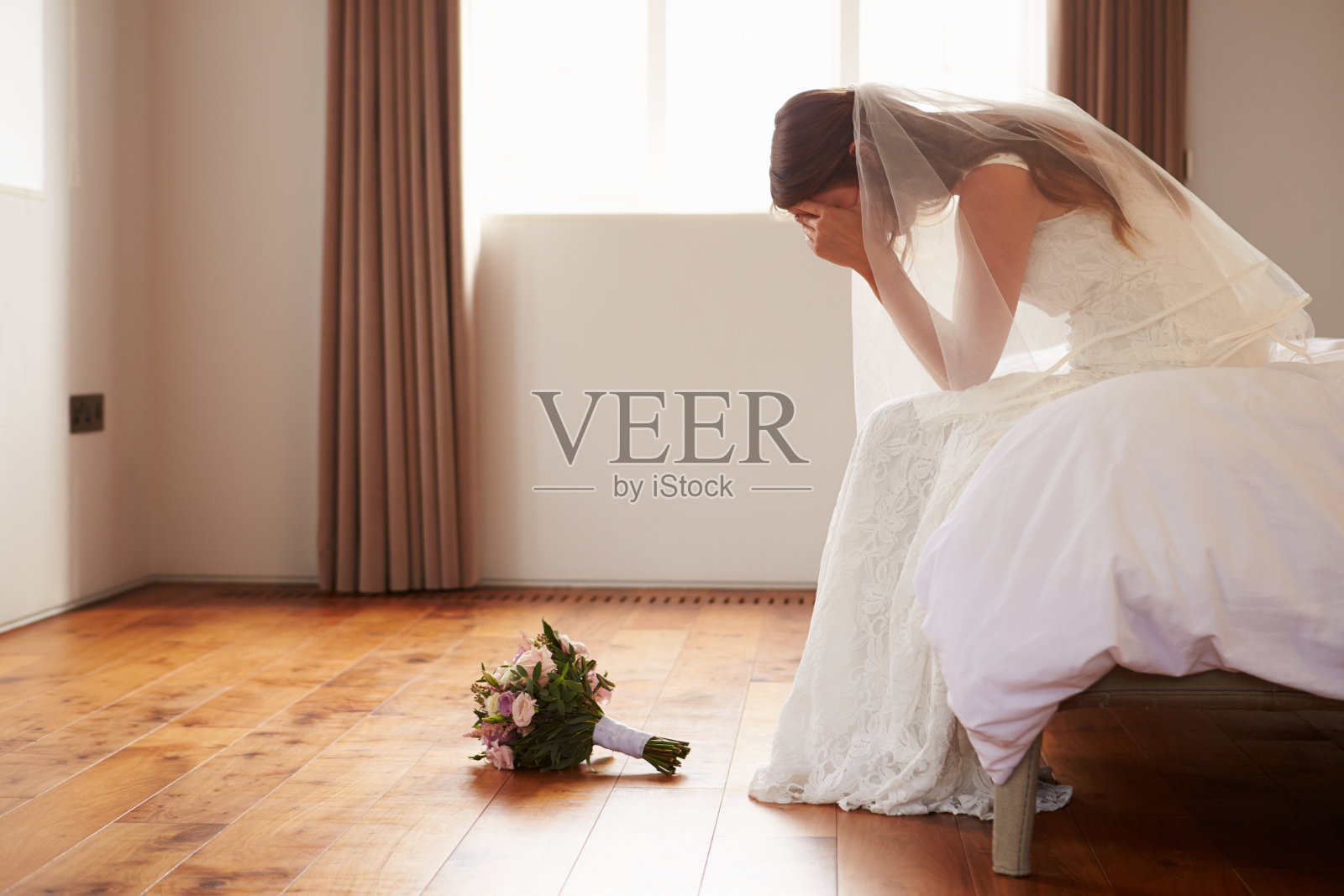卧室里的新娘在婚礼前再三考虑照片摄影图片